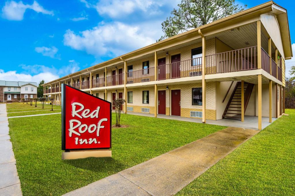 a red roof inn sign in front of a building at Red Roof Inn Sylacauga in Sylacauga