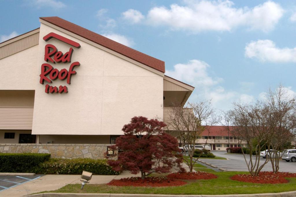 a red roof inn sign on the side of a building at Red Roof Inn Florence Civic Center in Florence