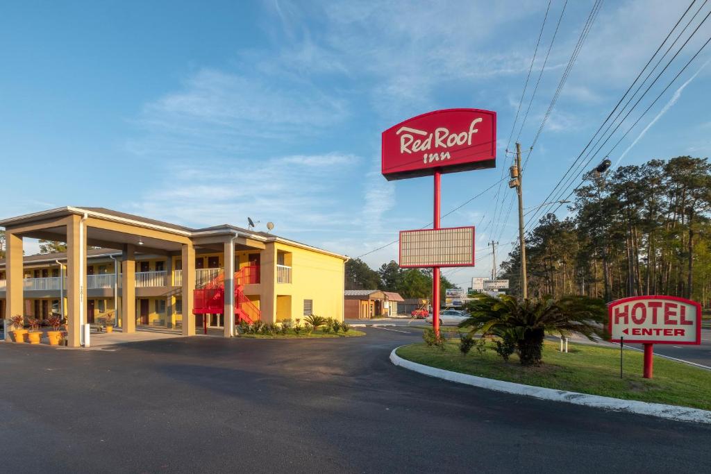 a fast food restaurant with a sign for a hotel at Red Roof Inn Valdosta - University in Valdosta