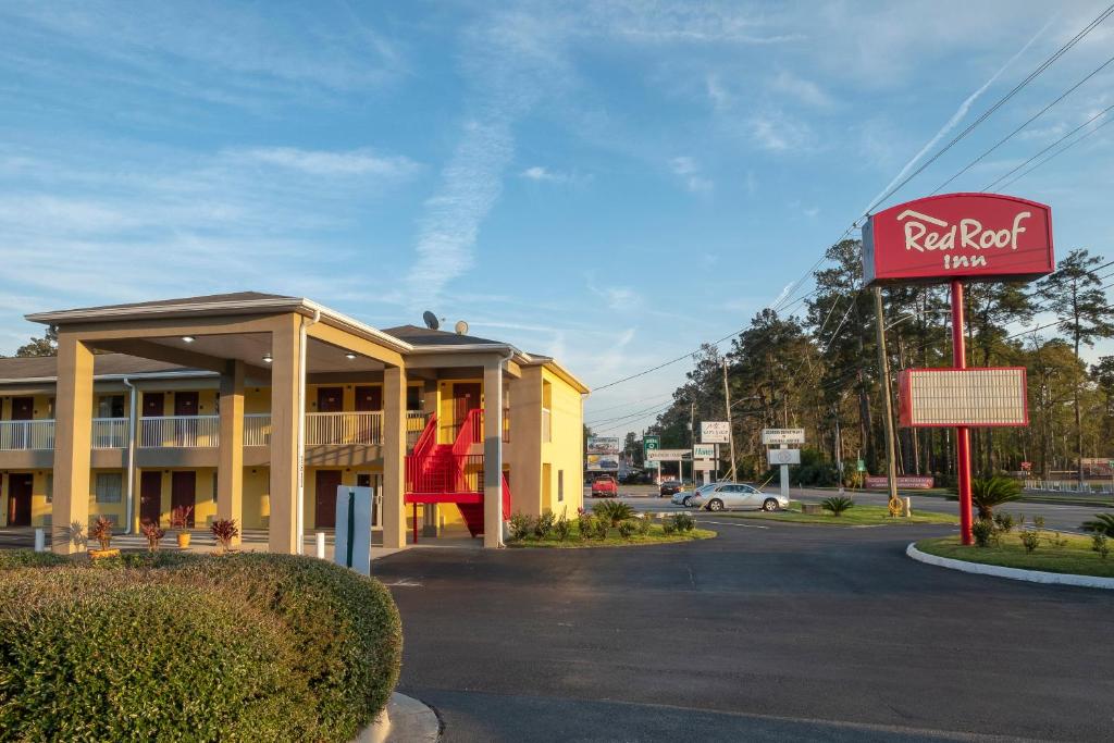 瓦爾多斯塔的住宿－Red Roof Inn Valdosta - University，带有后屋顶旅馆标志的酒店