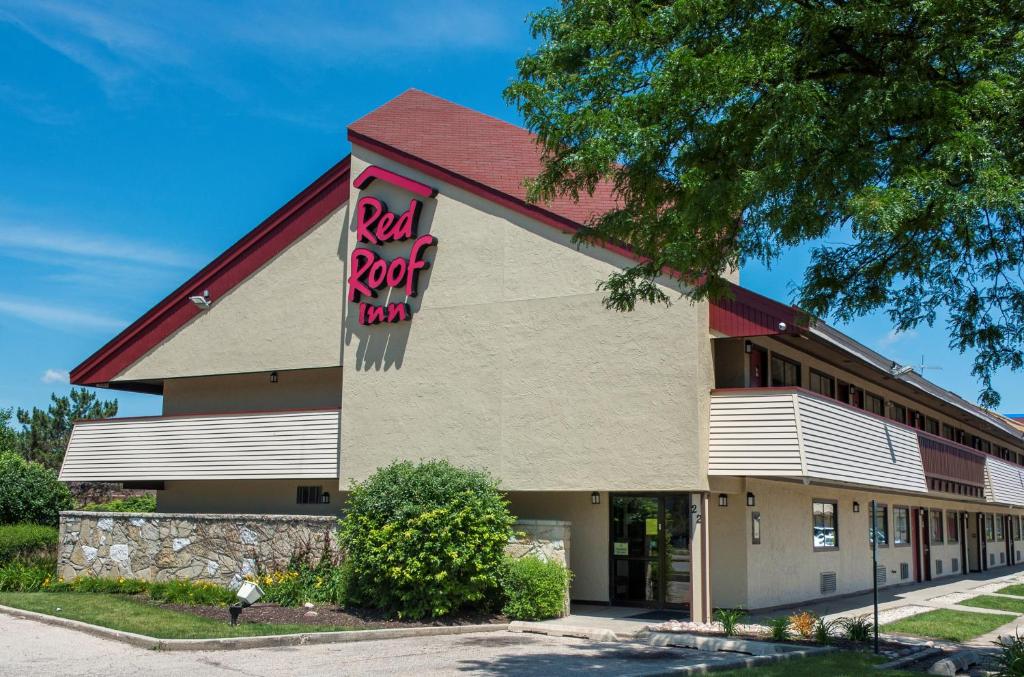 un edificio con una verdadera señal de bar en la azotea en Red Roof Inn Chicago-OHare Airport Arlington Hts, en Arlington Heights