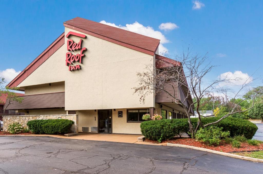 un restaurante con un cartel en el lateral de un edificio en Red Roof Inn Detroit - Plymouth/Canton, en Plymouth