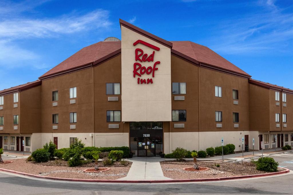a red roof inn sign in front of a building at Red Roof Inn El Paso West in El Paso