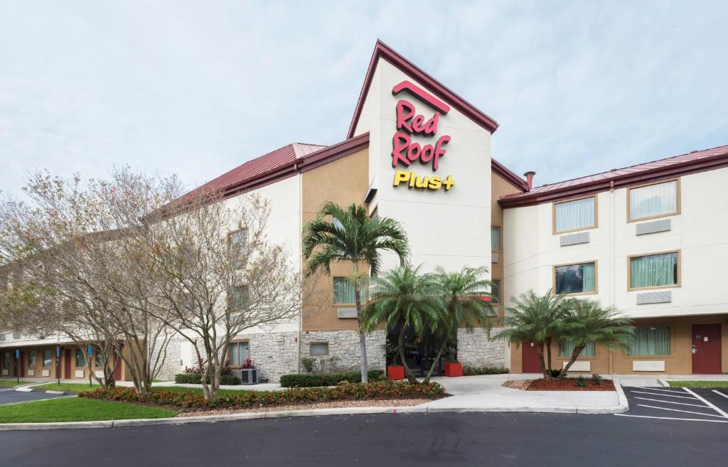 ウェストパームビーチにあるRed Roof Inn PLUS+ West Palm Beachの赤い屋根の看板を持つホテル