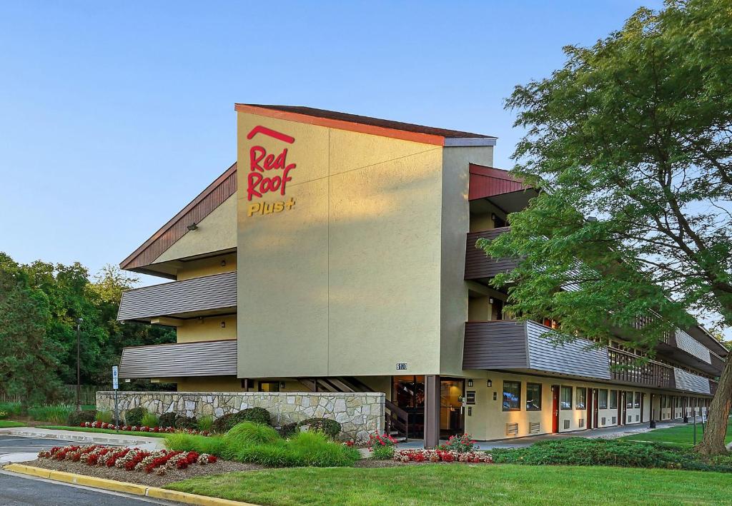 a building with a bat box club sign on it at Red Roof Inn PLUS+ Washington DC - Oxon Hill in Oxon Hill