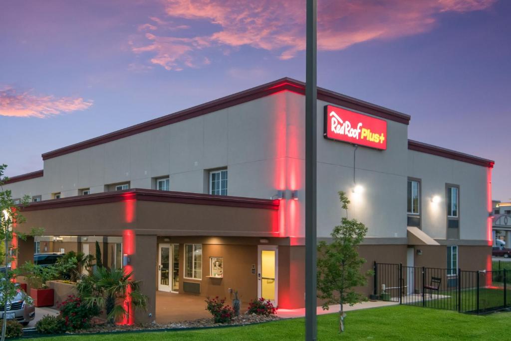 um grande edifício com um sinal de carne bocejando sobre ele em Red Roof Inn PLUS+ Fort Worth - Burleson em Burleson