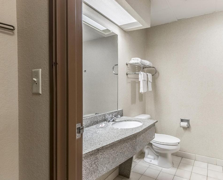 Clarion Pointe Hinesville near Fort Stewart - Eén Kamersuite Met Bankbed - Niet Roken