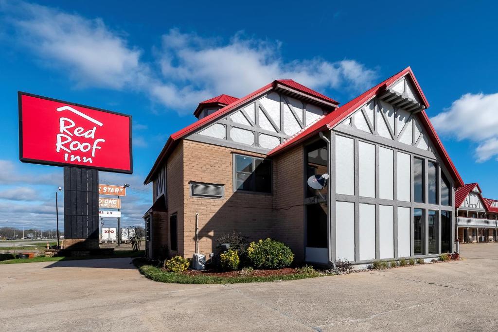 un restaurante de techo rojo con un cartel delante de él en Red Roof Inn Monroe, en Monroe