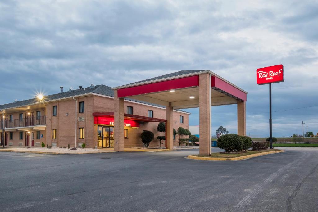 una gasolinera con una señal de stop delante en Red Roof Inn Bishopville, en Bishopville