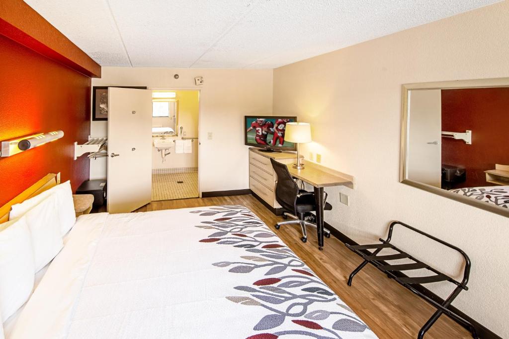 Red Roof Inn Greensboro Coliseum - Deluxe King Room Disability Toegang Rookvrij