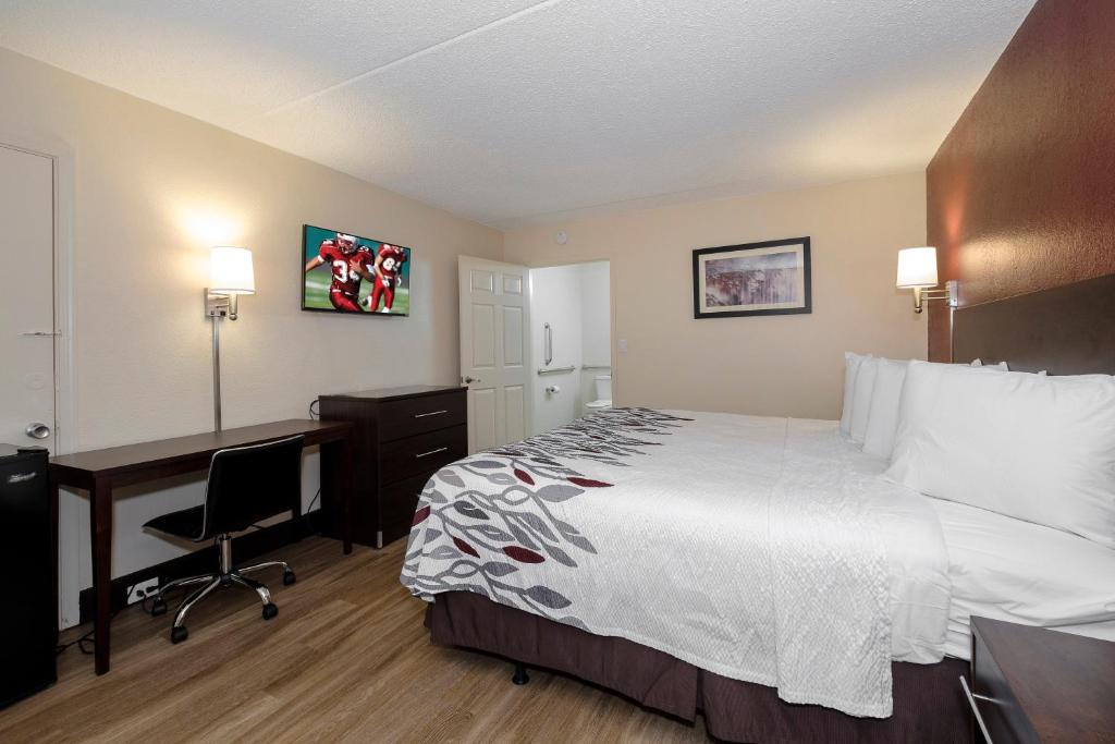 Red Roof Inn Fredericksburg North - Standard King Room Smoking