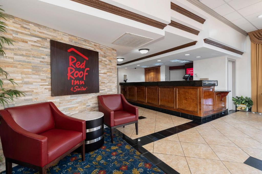 a lobby of a red roof inn and suites at Red Roof Inn & Suites Macon in Macon