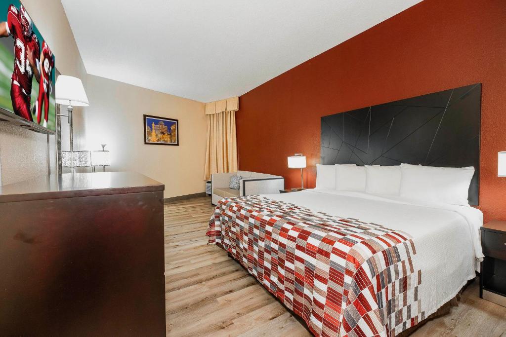 Red Roof Inn & Suites Macon photo