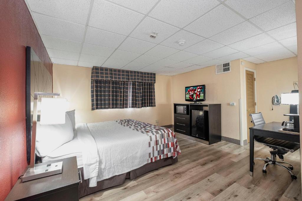 Red Roof Inn & Suites Macon photo
