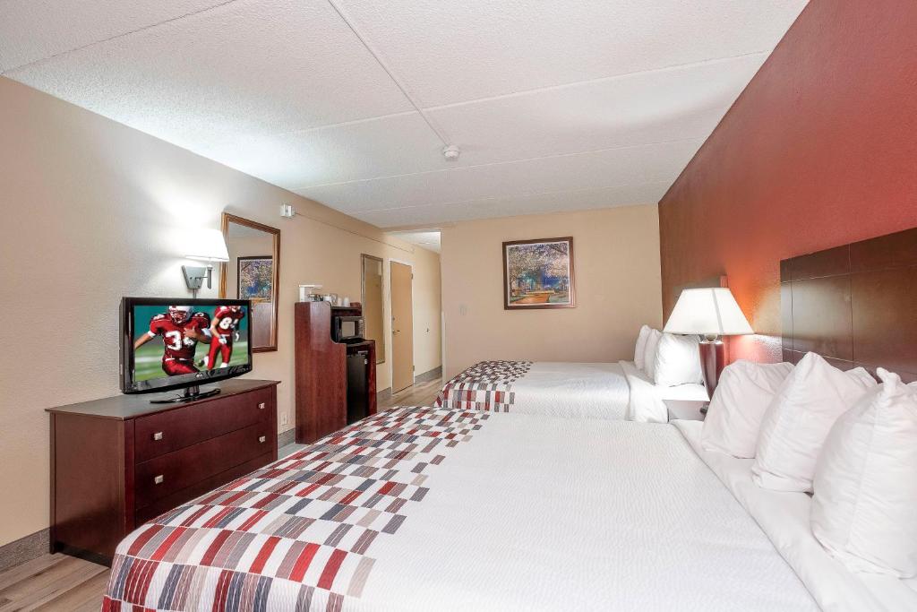 Red Roof Inn & Suites Macon photo