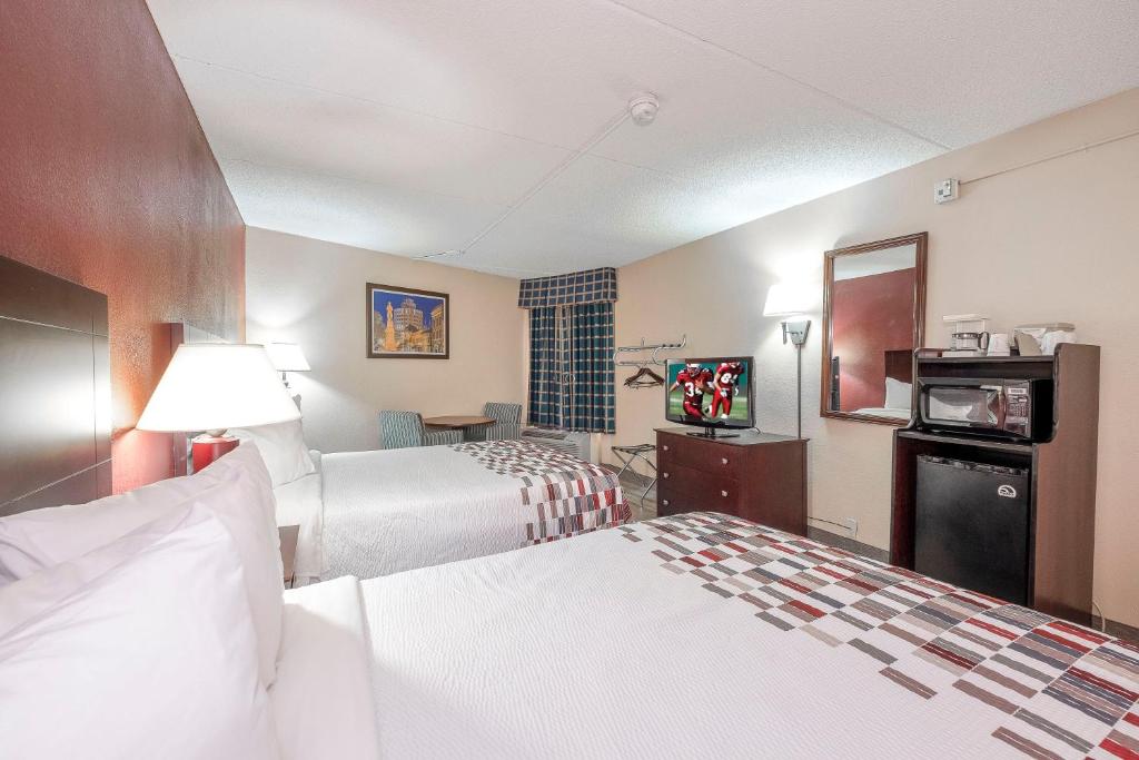 Red Roof Inn & Suites Macon photo