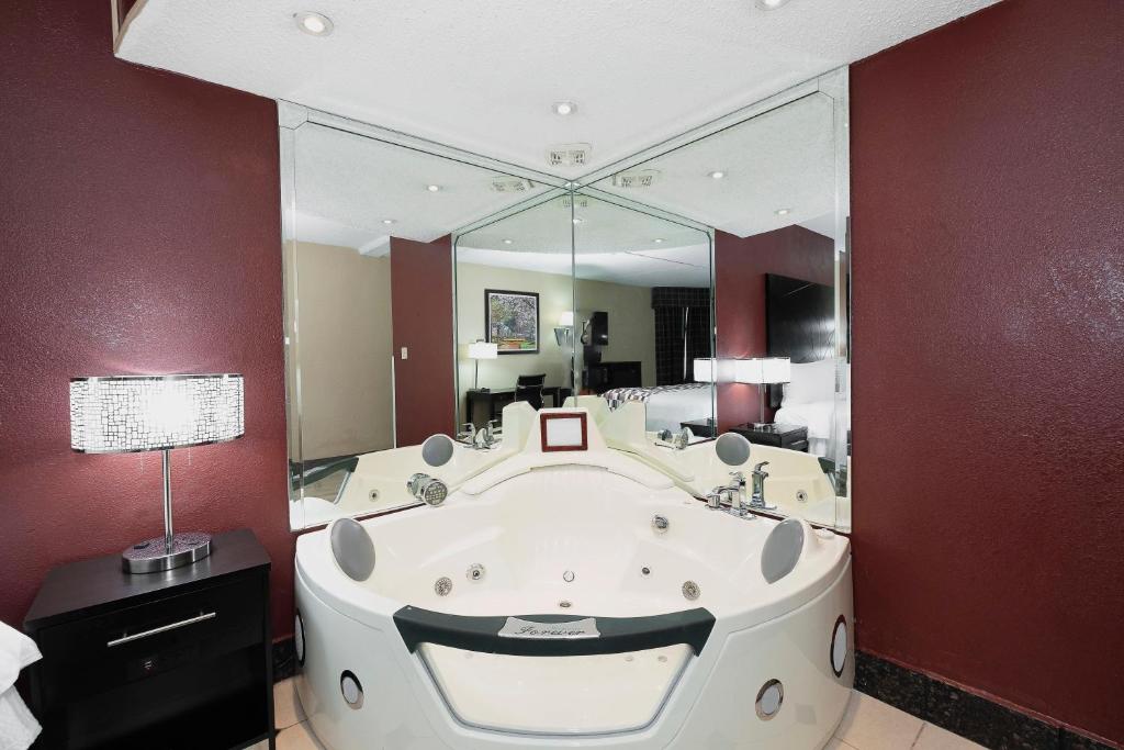 Red Roof Inn & Suites Macon photo