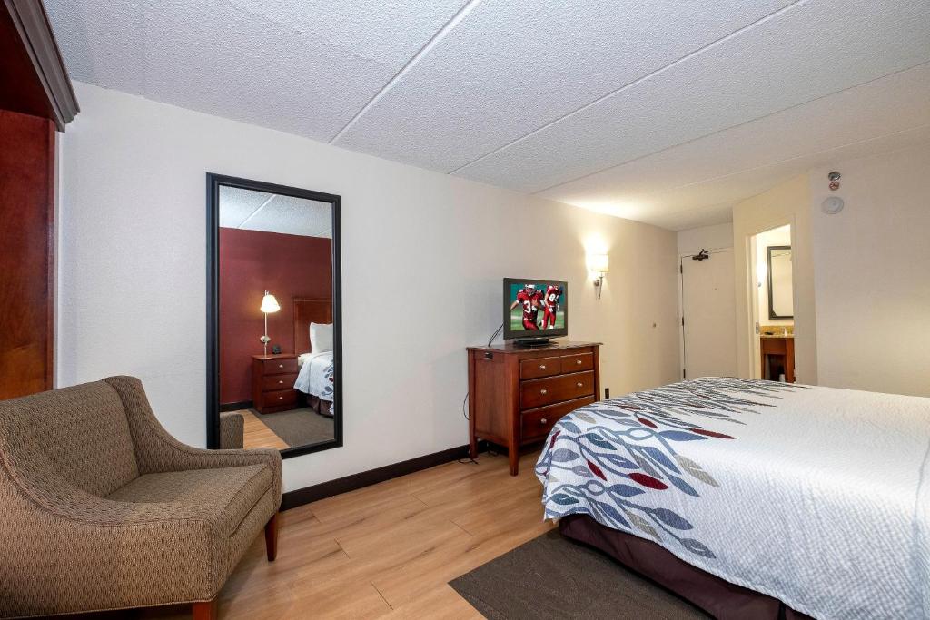 Red Roof Inn Meriden - Standard King Room Smoke Free