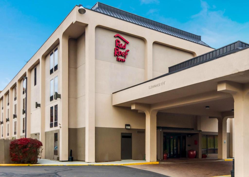 a rendering of the front of a hotel at RedRoof Inn - Meriden, CT in Meriden