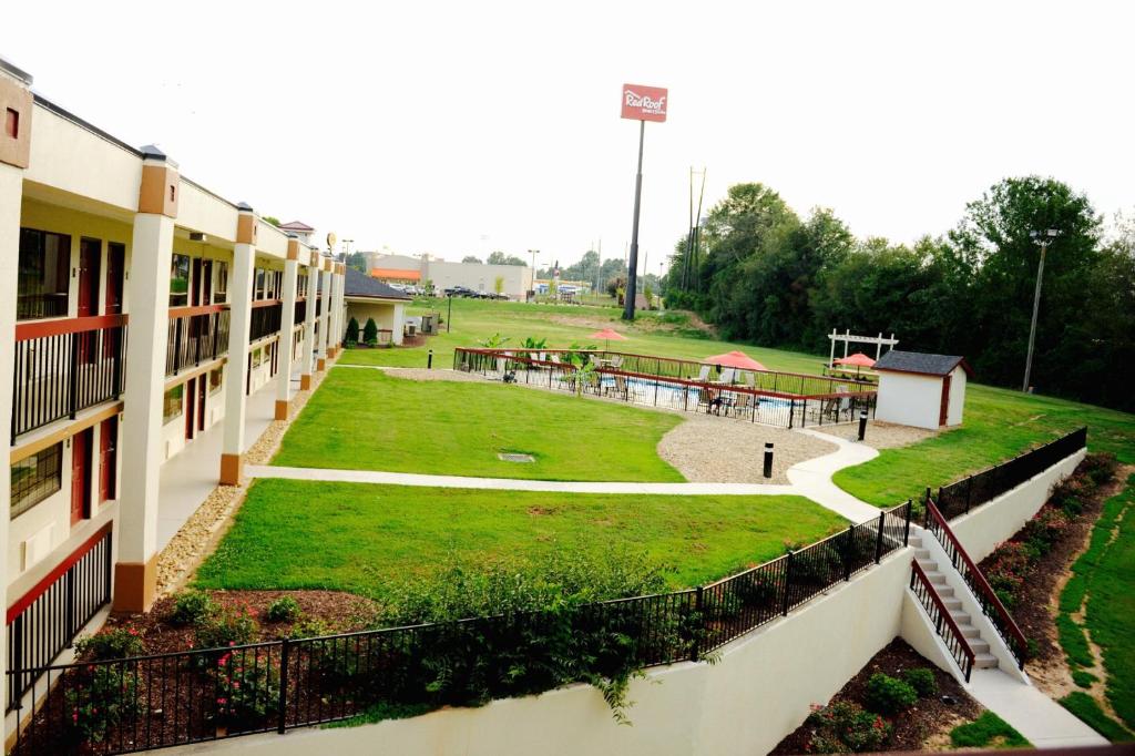 a view of the courtyard of a school building at Red Roof Inn & Suites Commerce - Athens in Commerce