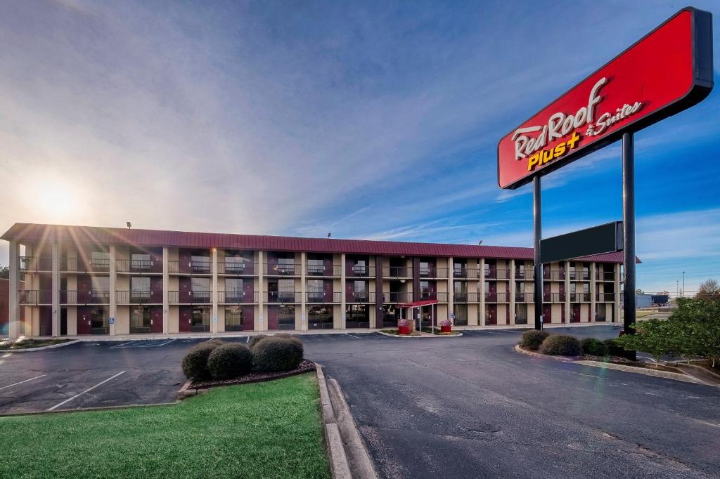 マディソンにあるRed Roof Inn PLUS+ Huntsville – Madisonの大きな看板のあるホテルの正面の景色