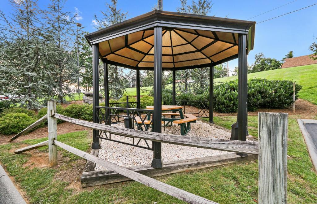 a gazebo with a picnic table and a bench at Red Roof Inn Johnson City in Johnson City