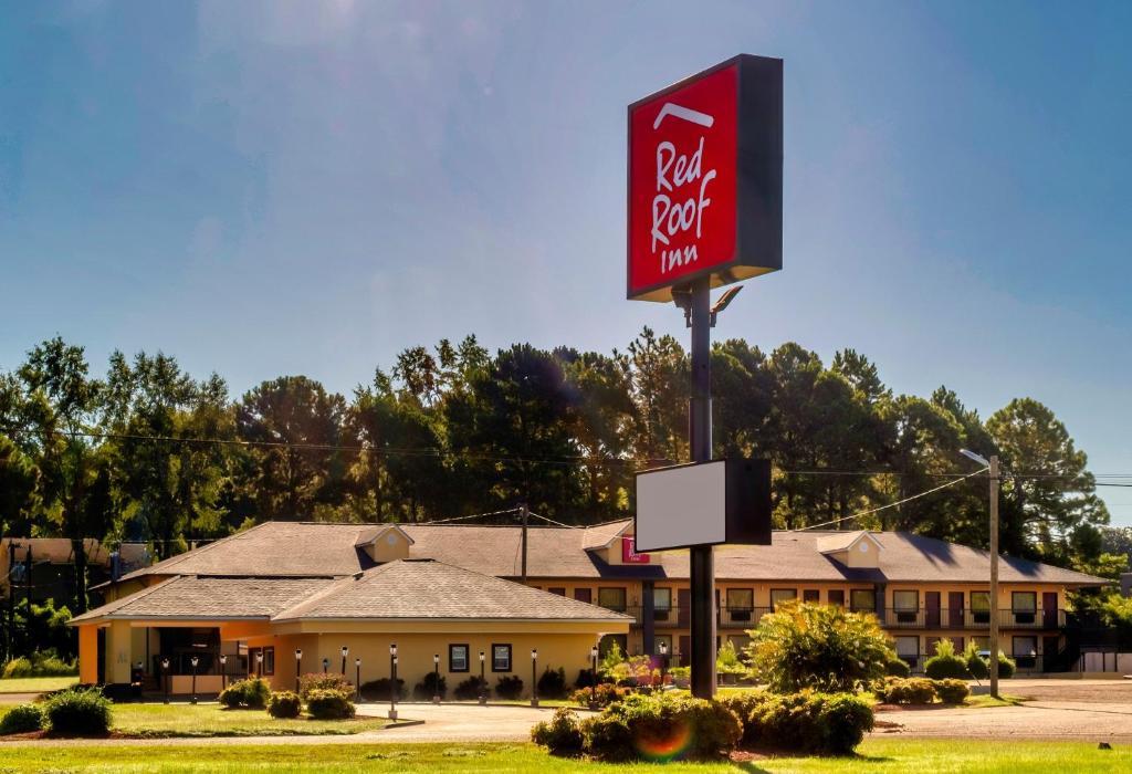 um sinal em frente a um motel de ratos de piscina em Red Roof Inn Columbus, MS em Columbus