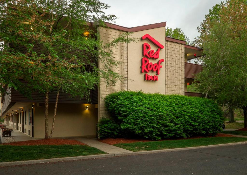 un panneau sur le côté d'un bâtiment dans l'établissement Red Roof Inn Tinton Falls-Jersey Shore, à Tinton Falls