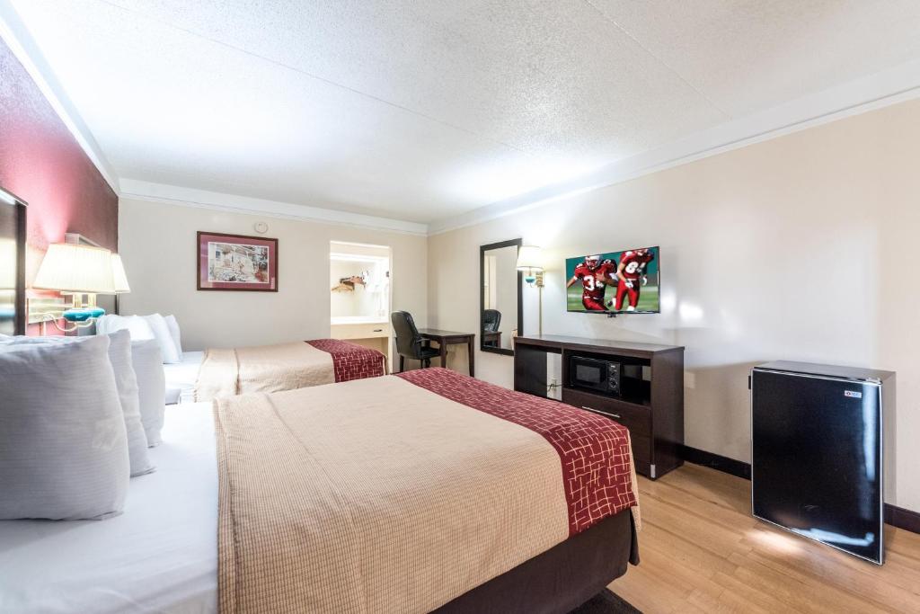 Red Roof Inn & Suites Clinton, TN - Deluxe Room With Two Queen Beds Non-Smoking