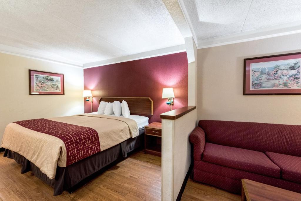 Red Roof Inn & Suites Clinton, TN - Superior King Room Non-Smoking