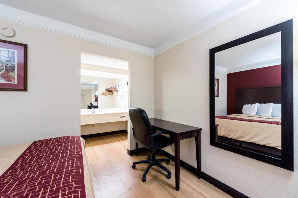 Red Roof Inn & Suites Clinton, TN - Deluxe King Room Disability Access Non-Smoking