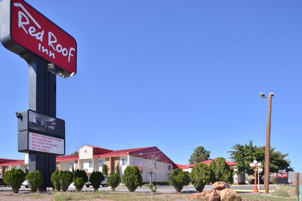 una señal para un restaurante de techo rojo frente a un edificio en Red Roof Inn Van Horn, en Van Horn