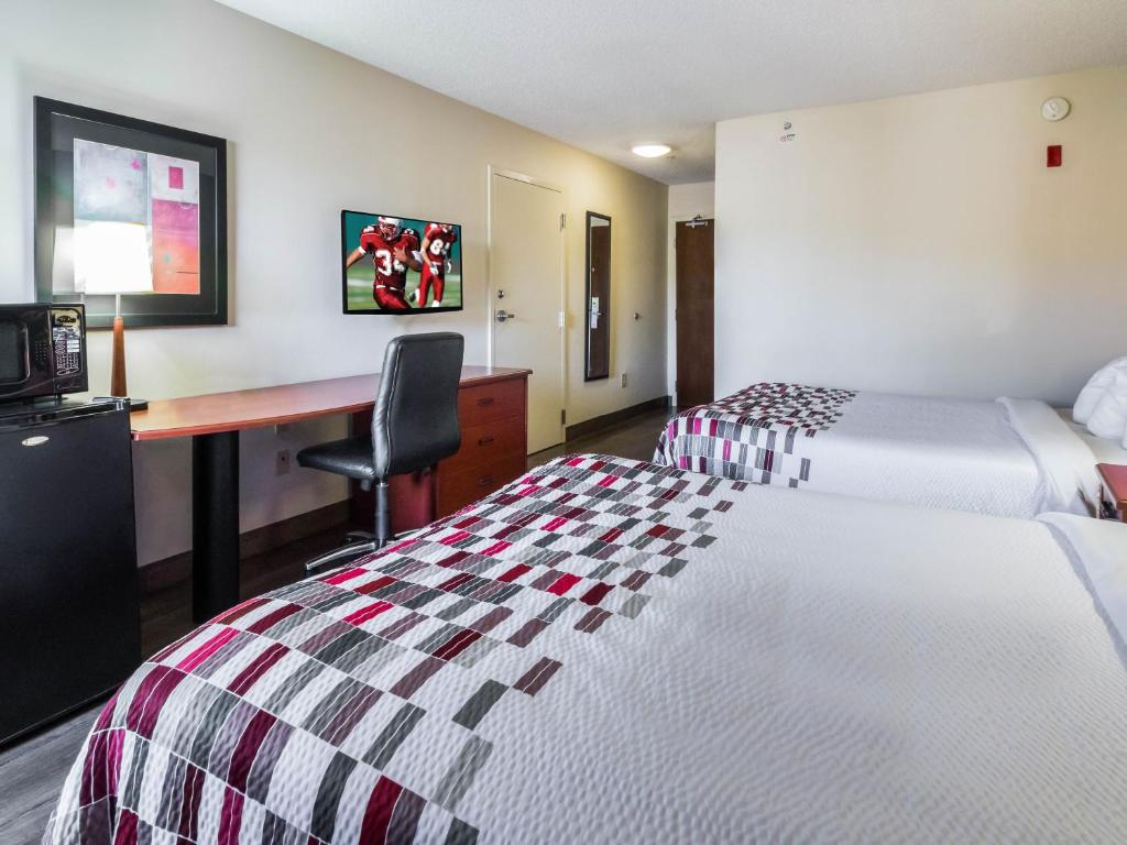 Tempat tidur dalam kamar di Red Roof Inn Etowah – Athens, TN