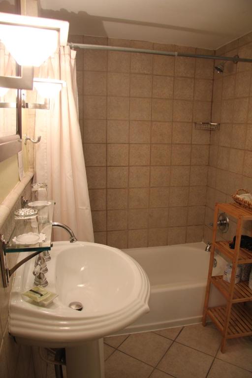 Koupelna v ubytování Morris House Hotel