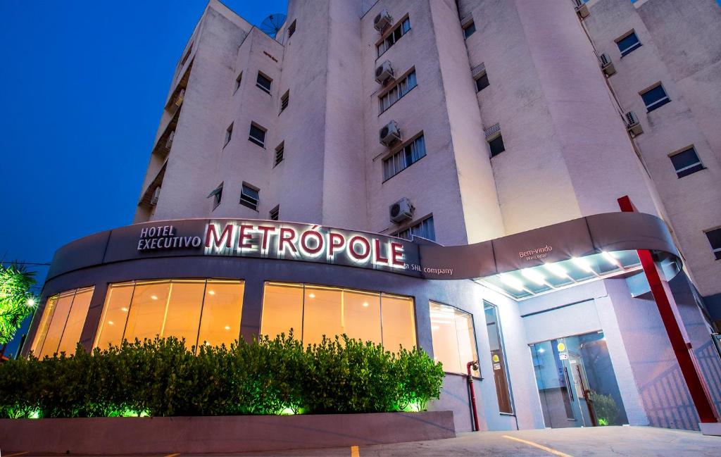 a building with a sign in front of it at Hotel Metrópole Paulínia in Paulínia