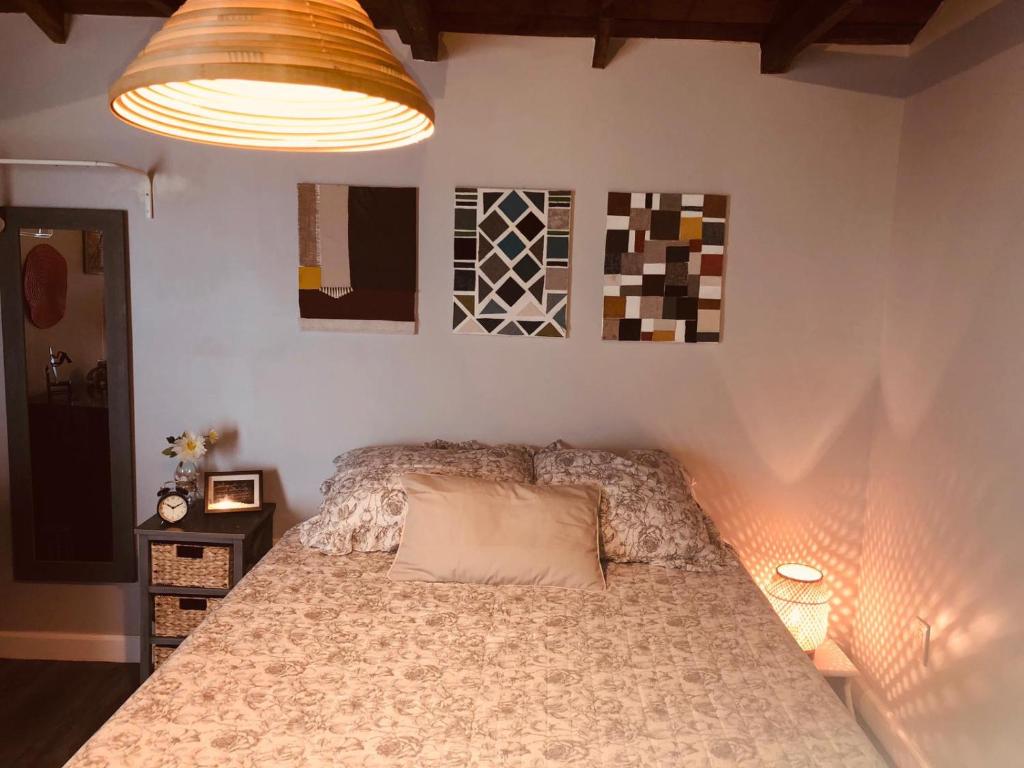 ein Schlafzimmer mit einem Bett in einem Zimmer mit einer Lampe in der Unterkunft Private Studio Cabin steps from Calle 8 - 5V in Miami