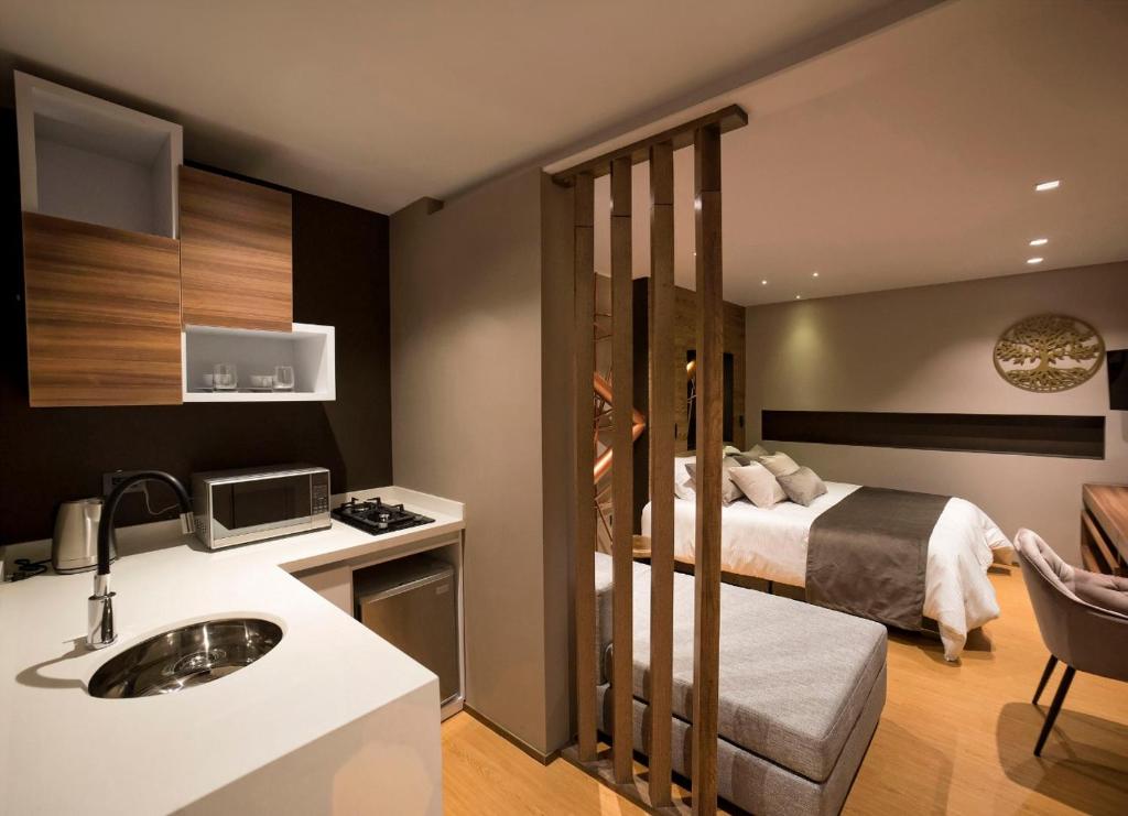 een hotelkamer met een bed en een wastafel bij Albura Hotel in Pereira