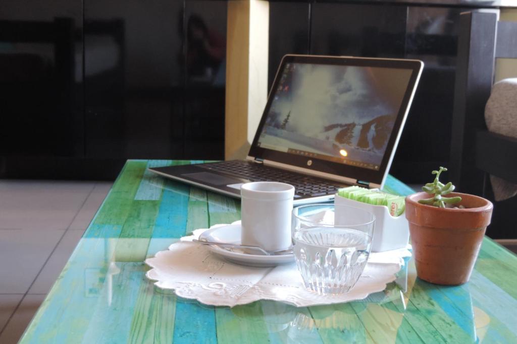 un ordenador portátil sobre una mesa con una placa en Hanan Pacha - Apart Salta en Salta