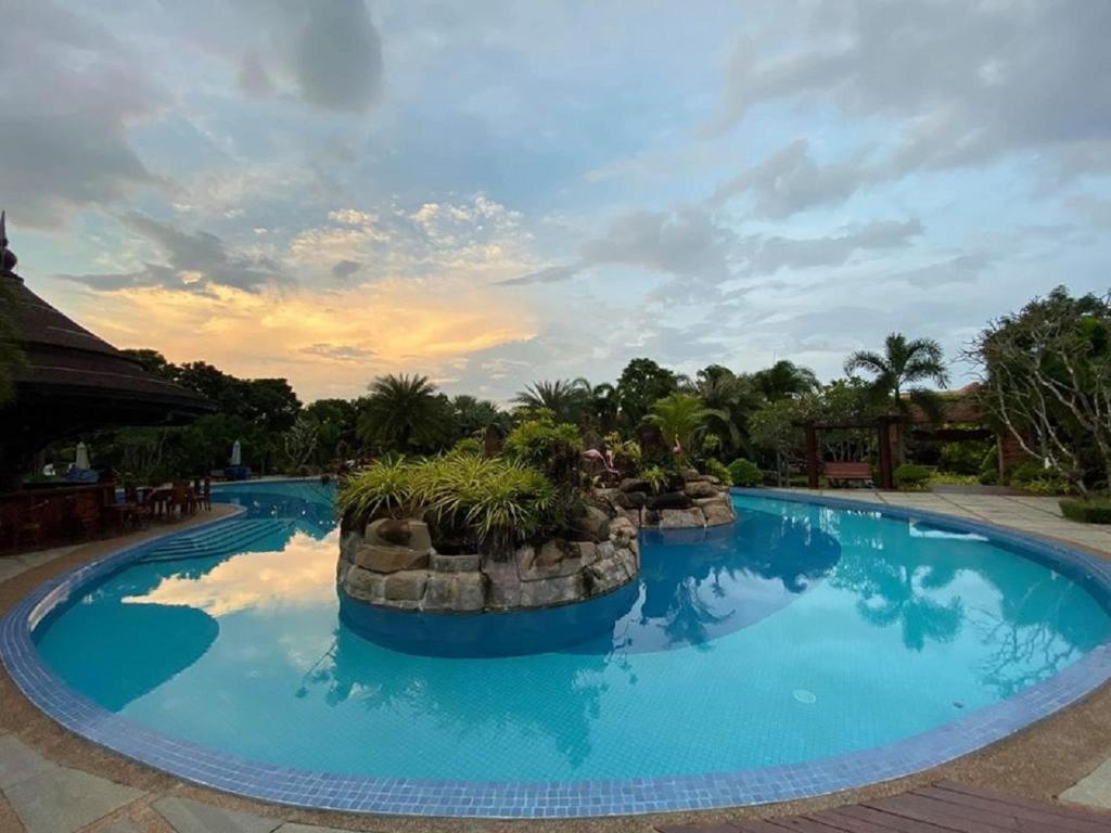 Bazén v ubytování Try Palace Resort Kep nebo v jeho okolí