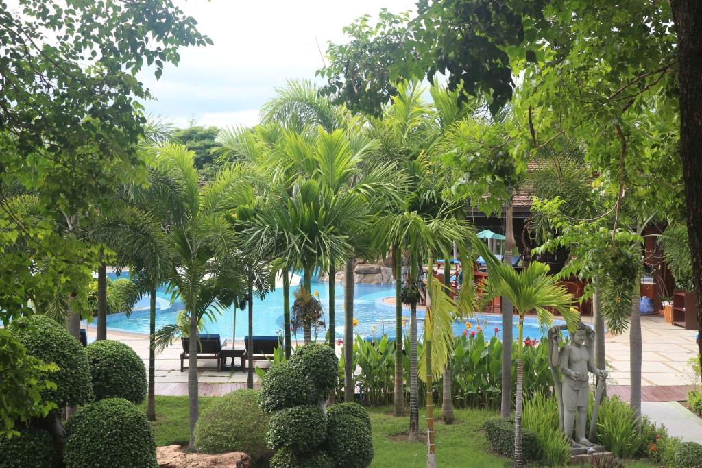 Bazén v ubytování Try Palace Resort Kep nebo v jeho okolí