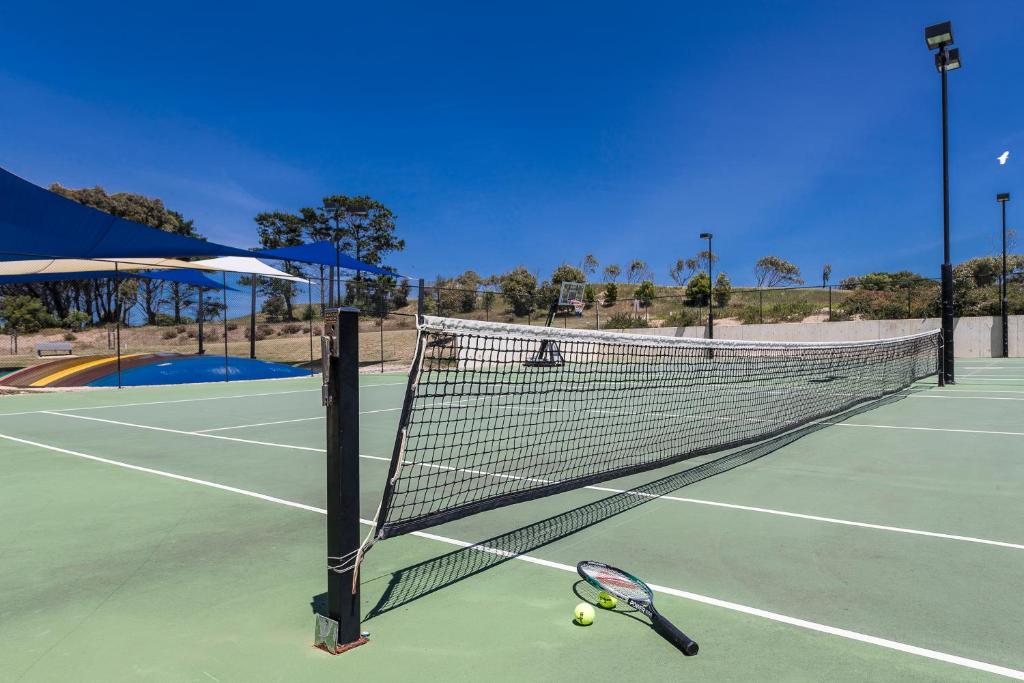 Tenis a/nebo squash v ubytování RACV Torquay Resort nebo okolí