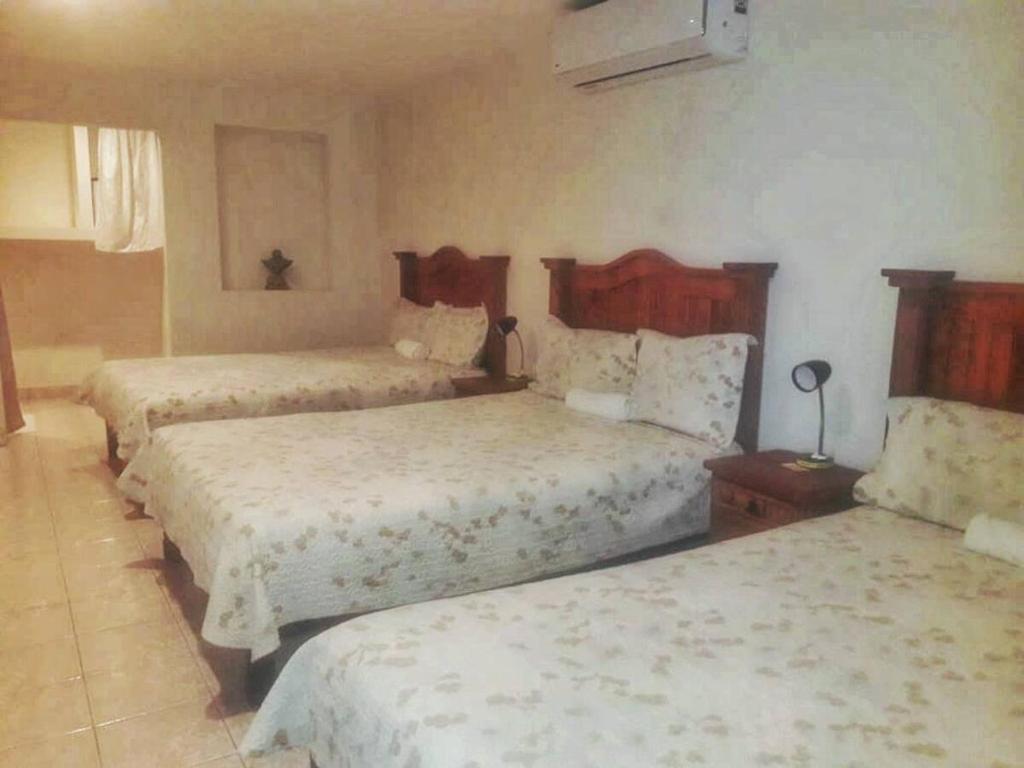 MEGA HOTEL room FOR 6 in Landa de Matamoros