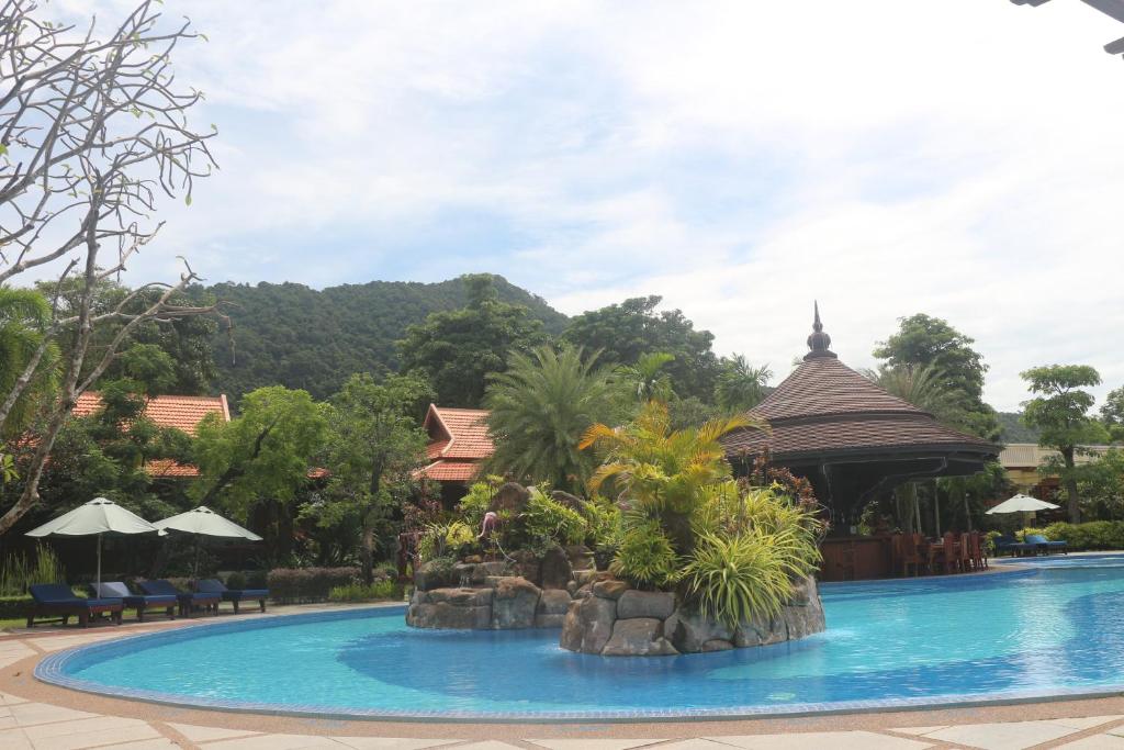 Bazén v ubytování Try Palace Resort Kep nebo v jeho okolí