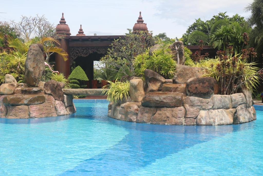 Bazén v ubytování Try Palace Resort Kep nebo v jeho okolí