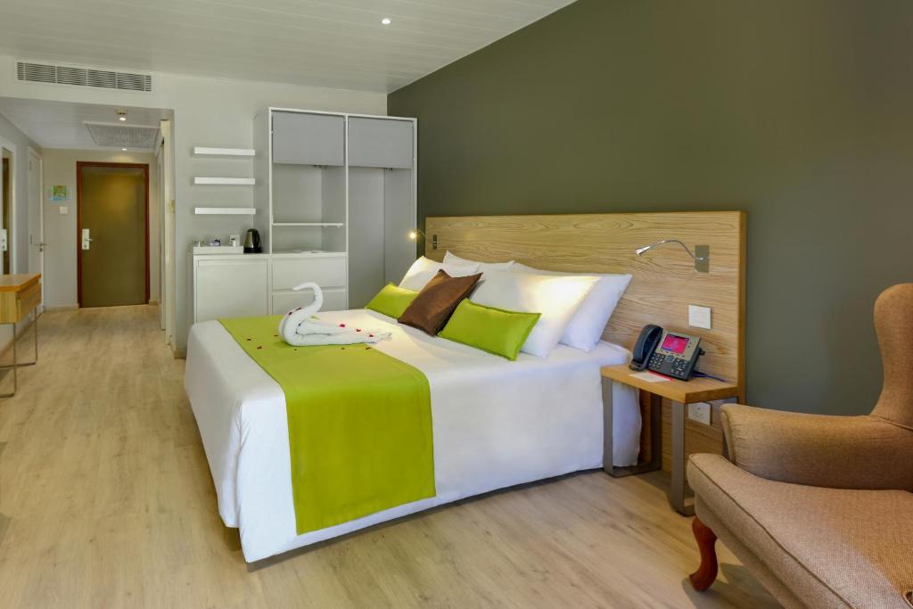 Кровать или кровати в номере Mauricia Beachcomber Resort & Spa