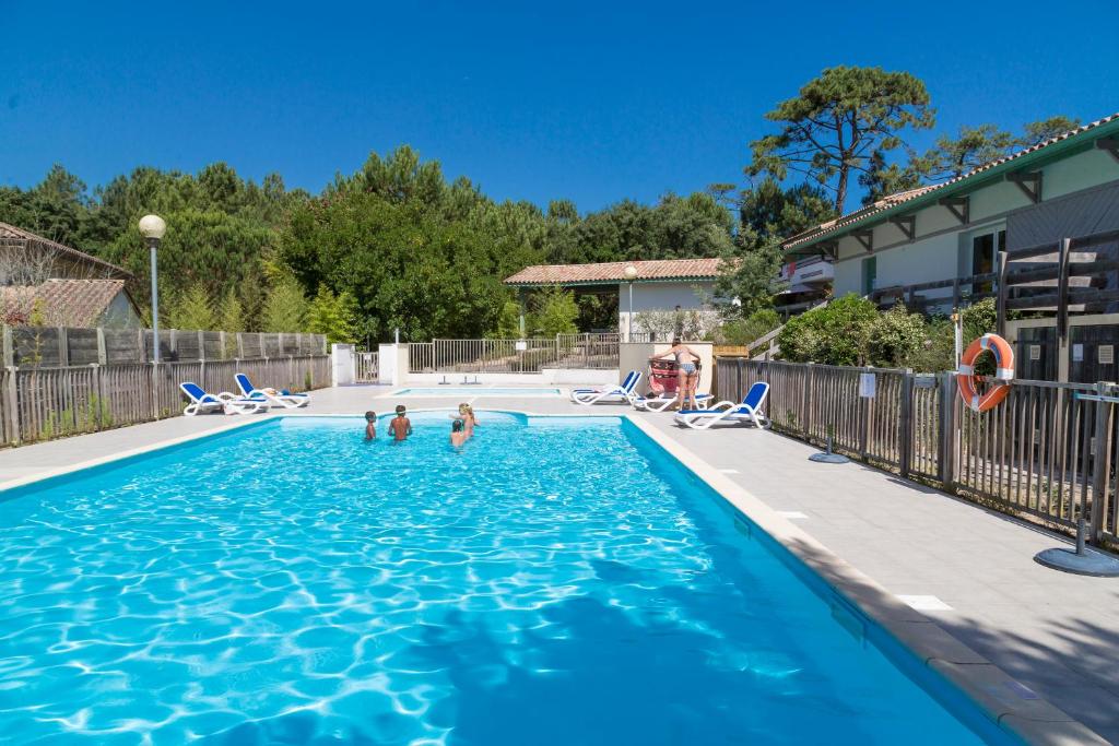 a swimming pool with three ducks in the water at Résidence Odalys Bleu Ocean in Moliets-et-Maa