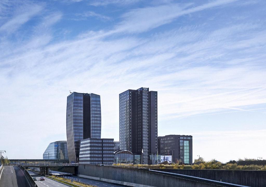 een skyline van de stad met hoge gebouwen en een snelweg bij Crowne Plaza Copenhagen Towers, an IHG Hotel in Kopenhagen