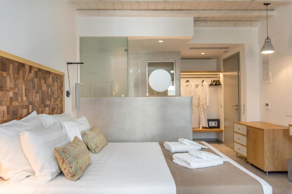 Postel nebo postele na pokoji v ubytování Lithos Luxury Suites