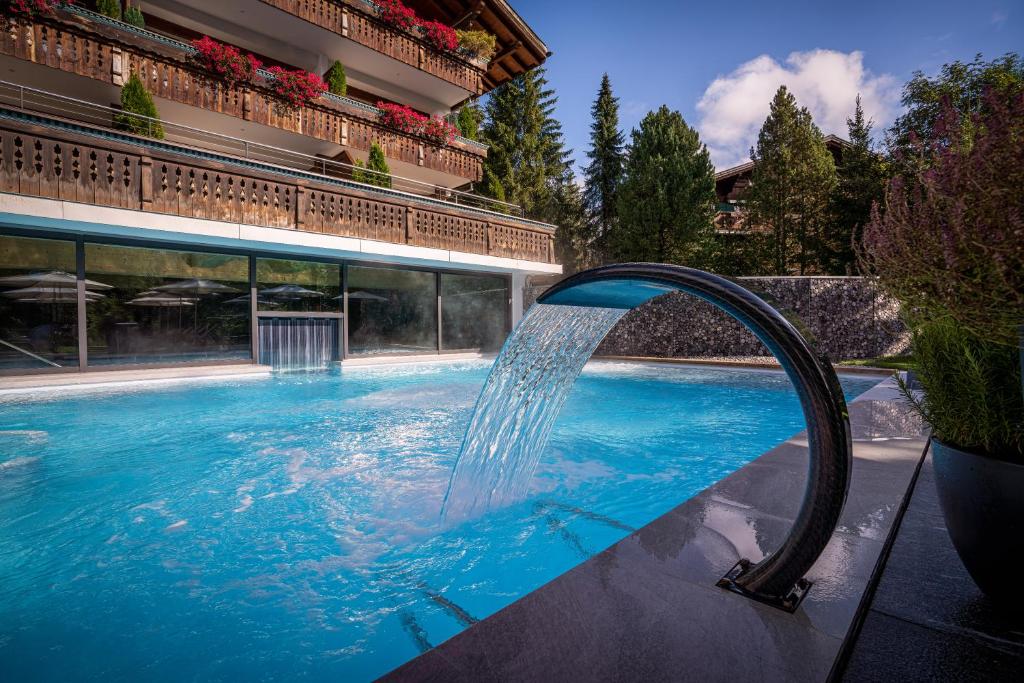 Bazén v ubytování ERMITAGE Wellness- & Spa-Hotel nebo v jeho okolí