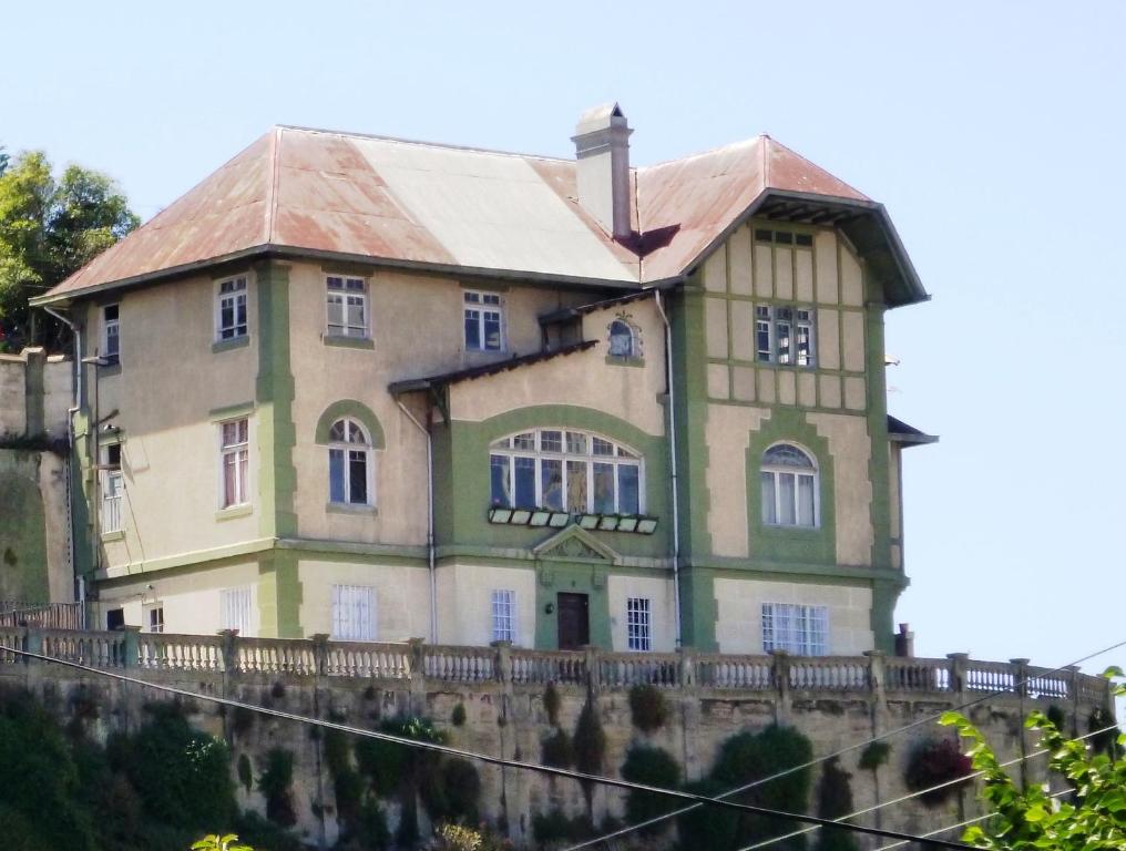 una casa grande al lado de una colina en B&B Patrimonial Little Castle en Viña del Mar